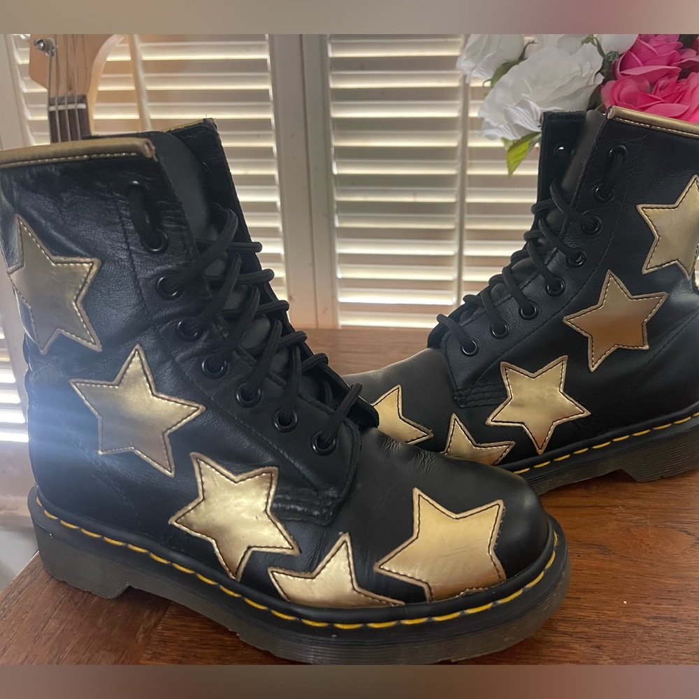 Dr. Martens STELLA black/ gold star boot, UK 3, women’s 5-6